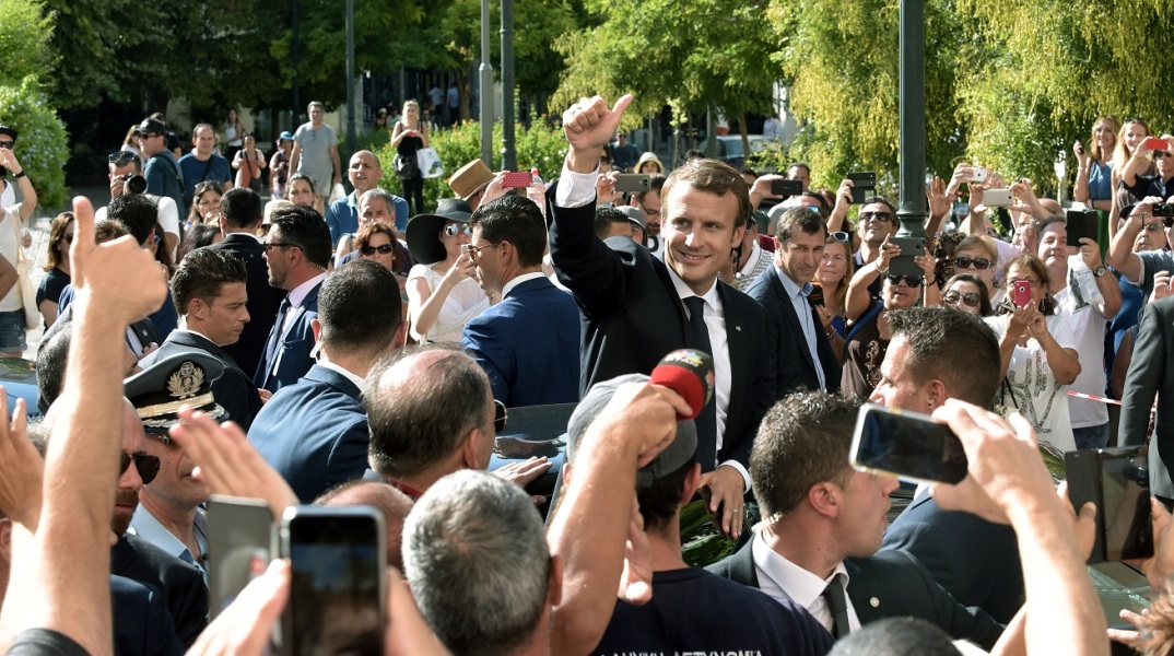 Ο Εμανουέλ Μακρόν χαιρετά κόσμο σε κεντρικό δρόμο της Αθήνας