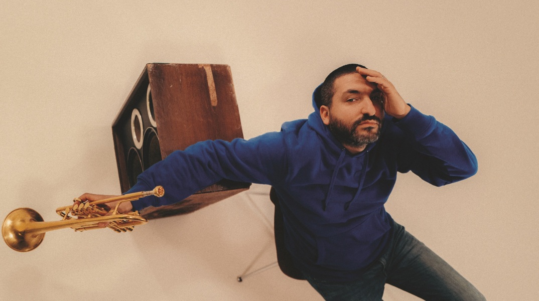 Ο μουσικός Ibrahim Maalouf φωτογραφίζεται με μία τρομπέτα