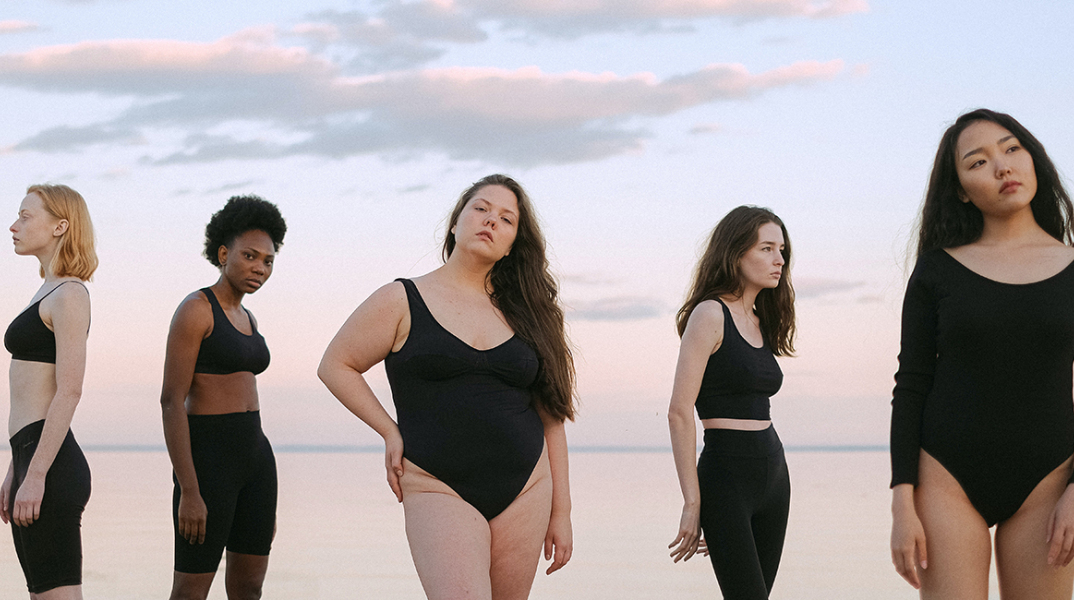 Γυναίκες με μαγιό μπροστά σττη θάλασσα