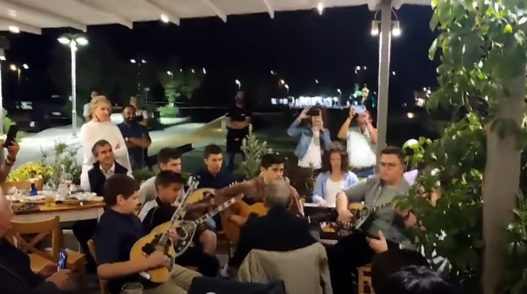 O Σταύρος Ξαρχάκος στη Σύρο διευθύνει ορχήστρα με πιτσιρικάδες μουσικούς
