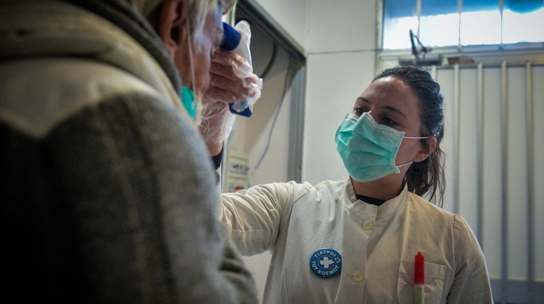 Γιατροί του κόσμου εξετάζουν πολίτη