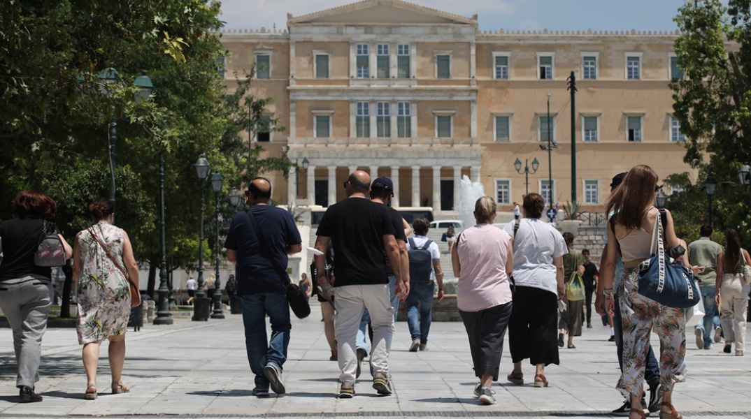 Κρούσματα κορωνοϊού: Πολίτες γυρισμένοι πλάτη στην πλατεία Συντάγματος στο κέντρο της Αθήνας