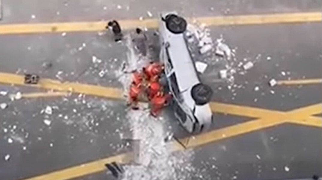 Το ηλεκτρικό όχημα της Nia στη Σαγκάη που έπεσε από τον τρίτο όροφο