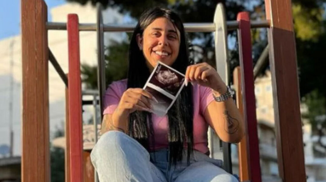 Χαμογελαστή η Super Κική, η οποία είναι έγκυος στο πρώτο της παιδί