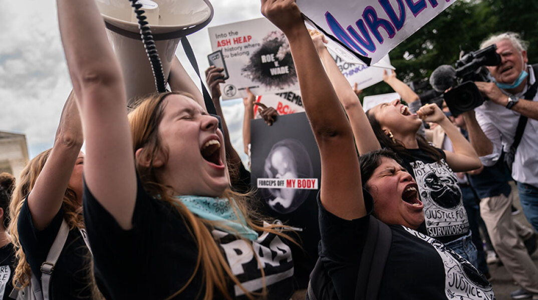 Υποστηρικτές κατά της άμβλωσης πανηγυρίζουν για την κατάργησή της