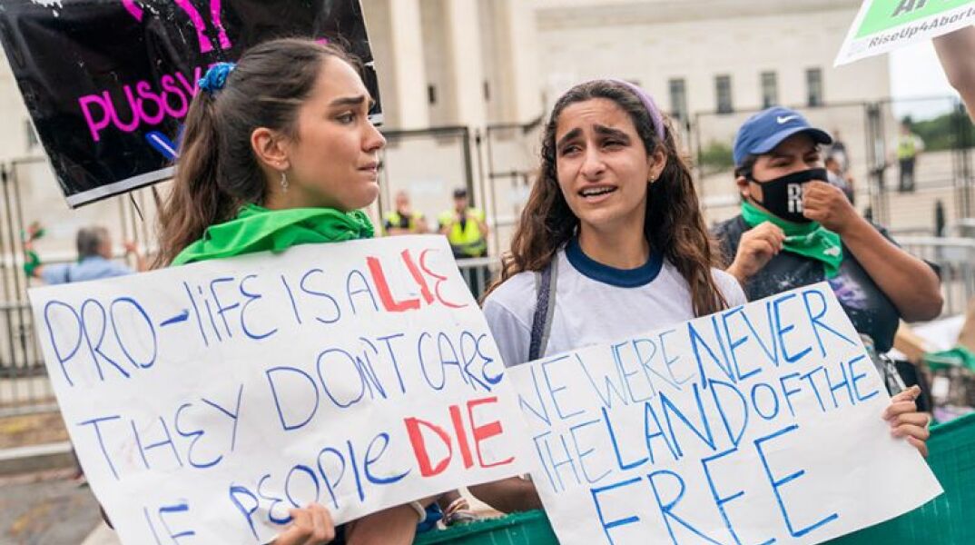 Το Ανώτατο Δικαστήριο των ΗΠΑ κατάργησε το δικαίωμα των γυναικών στην άμβλωση © EPA/SHAWN THEW  