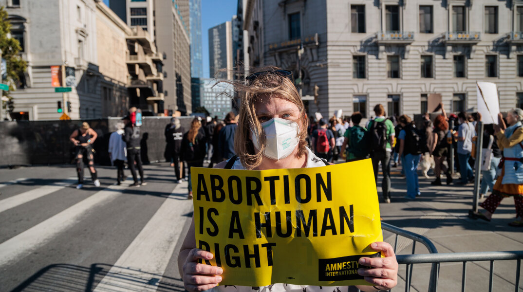 «Η άμβλωση είναι ανθρώπινο δικαίωμα» γράφει το πλακάτ που κρατά υπέρμαχος της έκτρωσης στην Καλιφόρνια των ΗΠΑ
