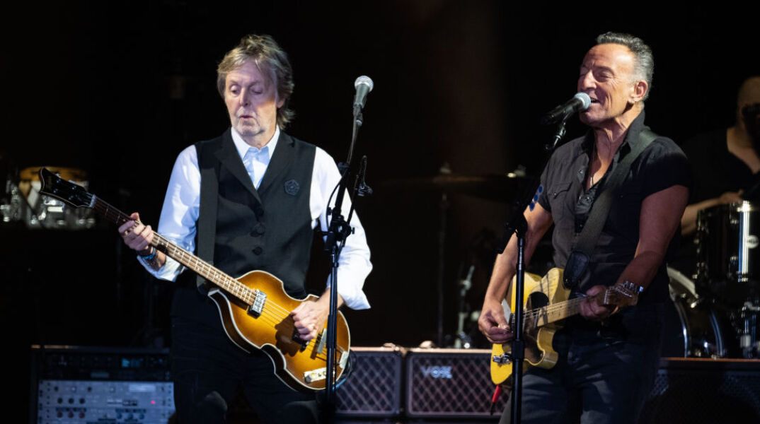 Life: Βρετανία: Ο Πολ ΜακΚάρτνεϊ εντυπωσίασε στο φεστιβάλ του Γκλάστονμπέρι – Στη σκηνή μαζί του ο Μπρους Σπρίνγκστιν και ο Ντέιβ Γκρολ των Foo Fighters	