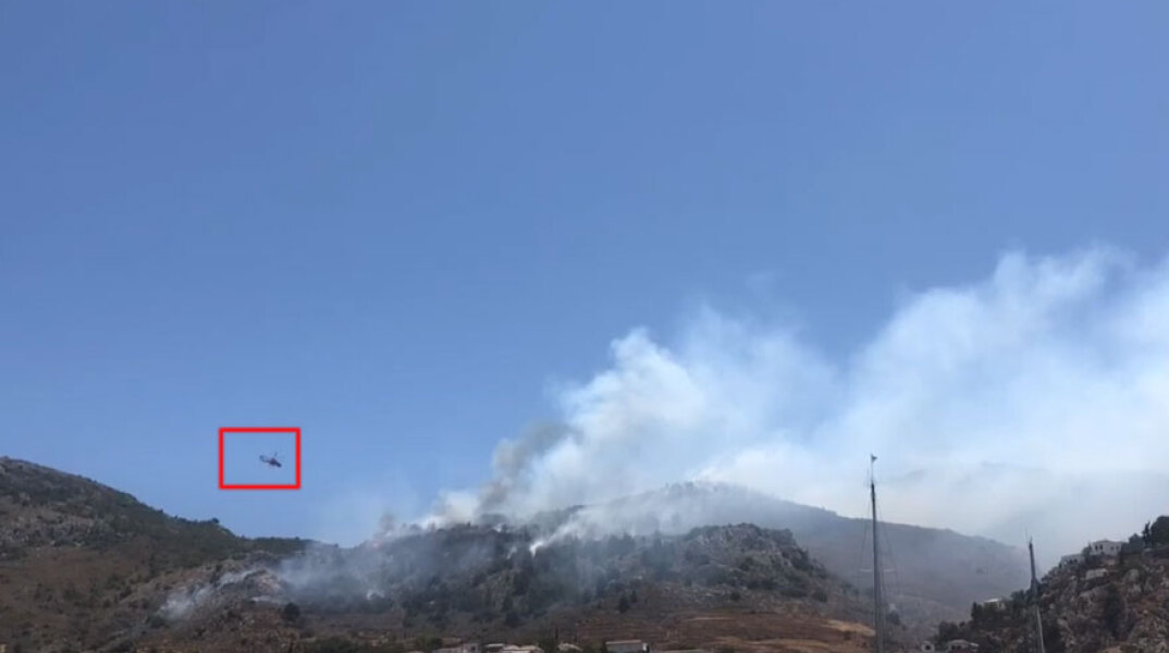 Ελικόπτερο ετοιμάζεται να ρίξει νερό σε φωτιά στην Ύδρα
