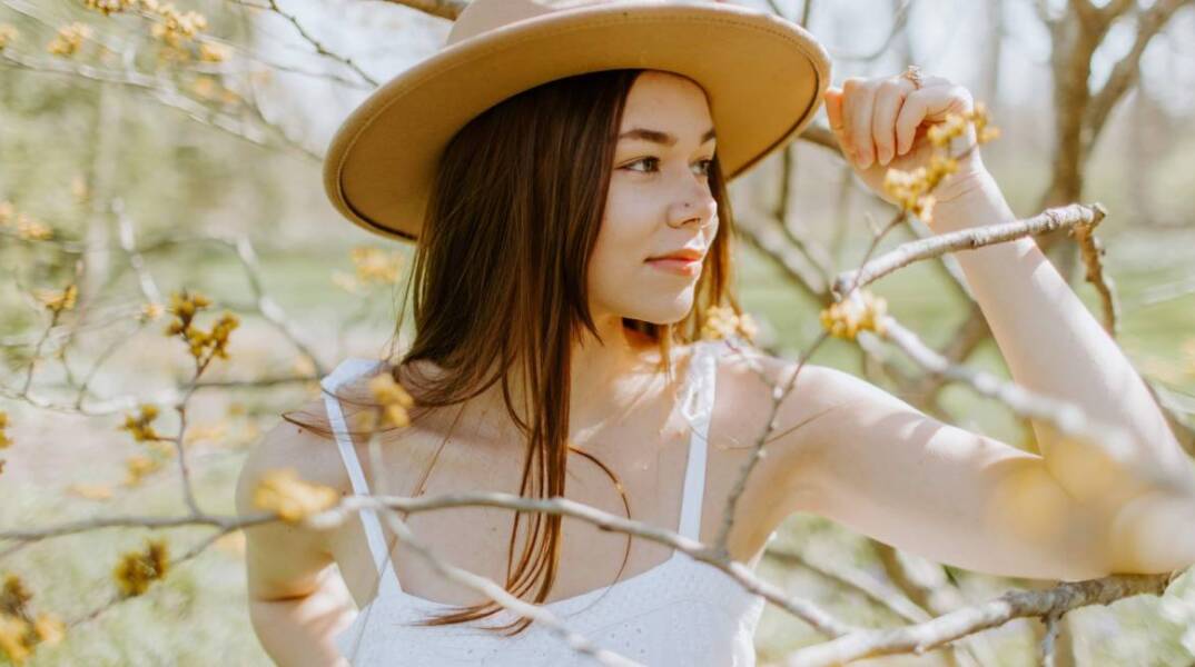 Κοπέλα ντυμένη στα λευκά, ανάμεσα στα δέντρα