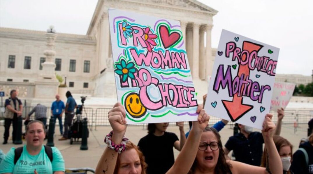 Το Ανώτατο Δικαστήριο αποφάσισε να καταργήσει το ομοσπονδιακό δικαίωμα των γυναικών στην άμβλωση © EPA/MICHAEL REYNOLDS