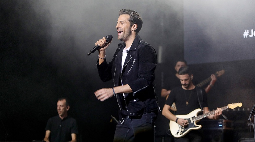 Ο Κωνσταντίνος Αργυρός τραγουδά σε κοριτσάκι με κινητικά προβλήματα