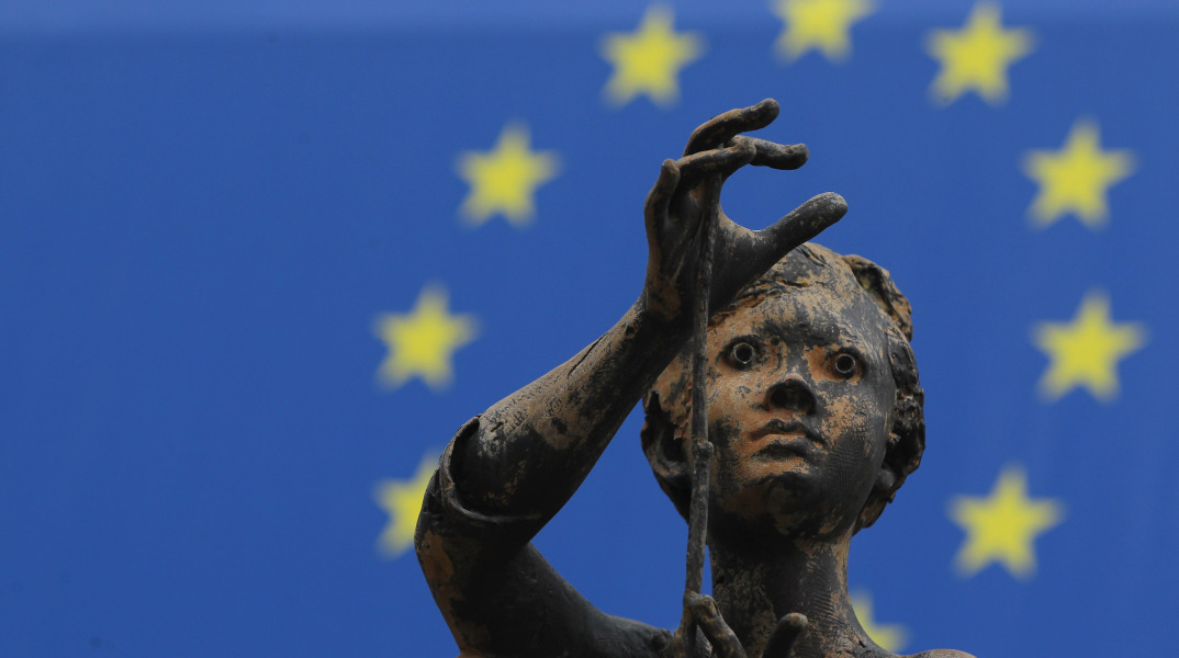 Άγαλμα με φόντο τη σημαία της Ευρωπαϊκής Ένωσης