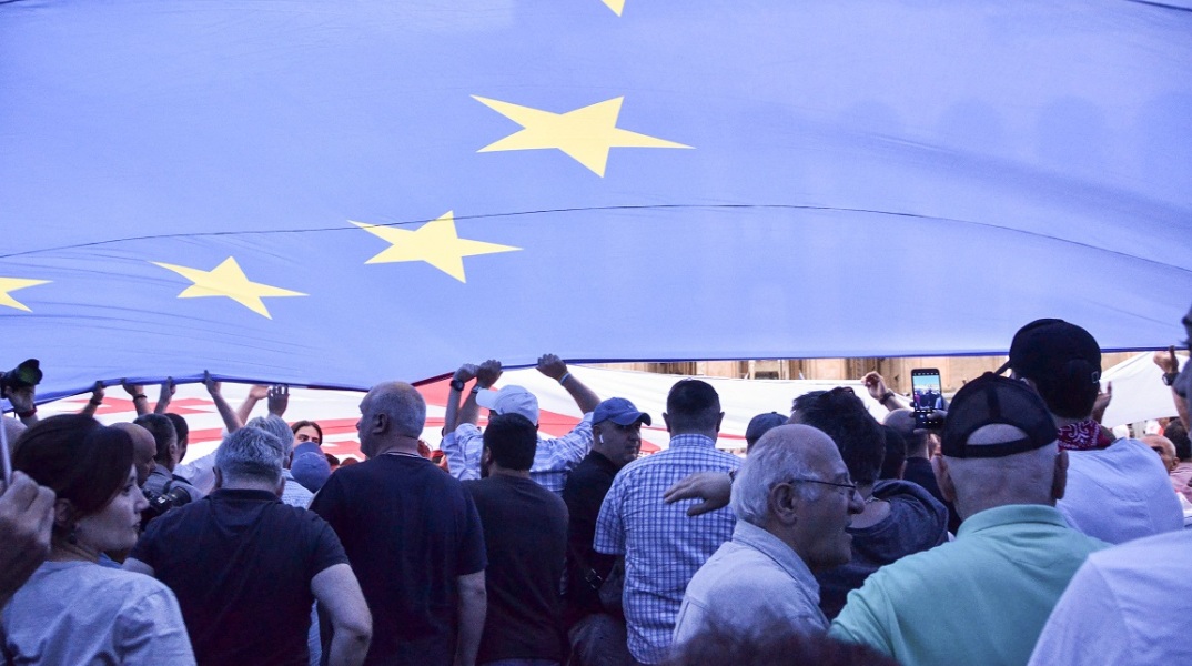 Πολίτες στη Γεωργία που διαδηλώνουν υπέρ της Ευρωπαϊκής Ένωσης