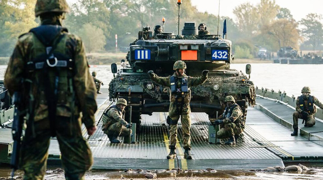 Το ΝΑΤΟ μεταφέρει περισσότερα στρατεύματα σε χώρες που συνορεύουν με τη Ρωσία