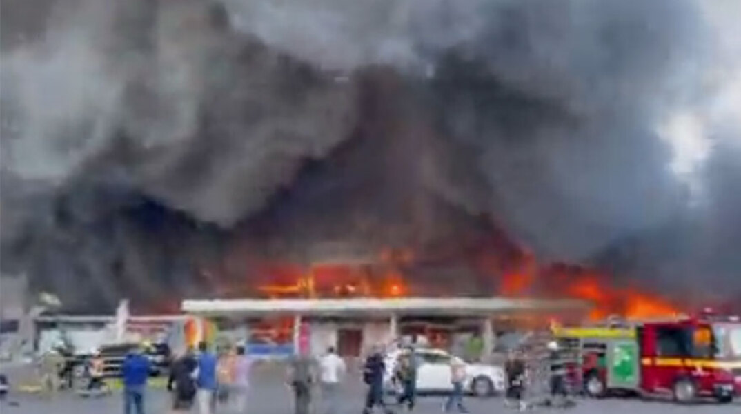 Πύρινη κόλαση στο εμπορικό κέντρο του Κρεμεντσούκ μετά τον ρωσικό βομβαρδισμό