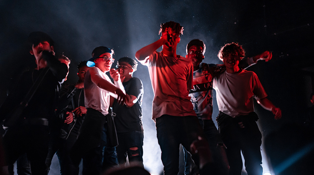 Έφηβοι που τραγουδάνε