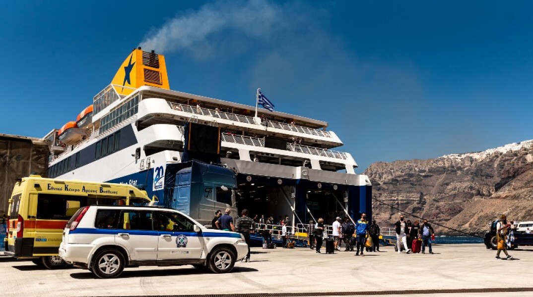 Πλοίο κατά την άφιξή του στο λιμάνι της Σαντορίνης