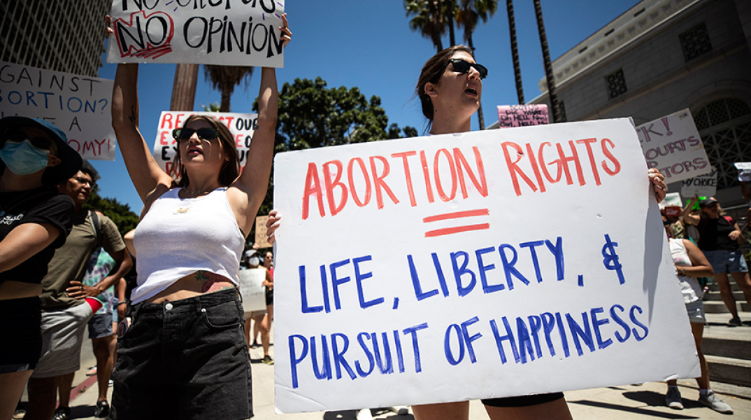 Διαμαρτυρία κατά της απόφασης του Ανώτατου Δικαστηρίου των ΗΠΑ για απαγόρευση των αμβλώσεων