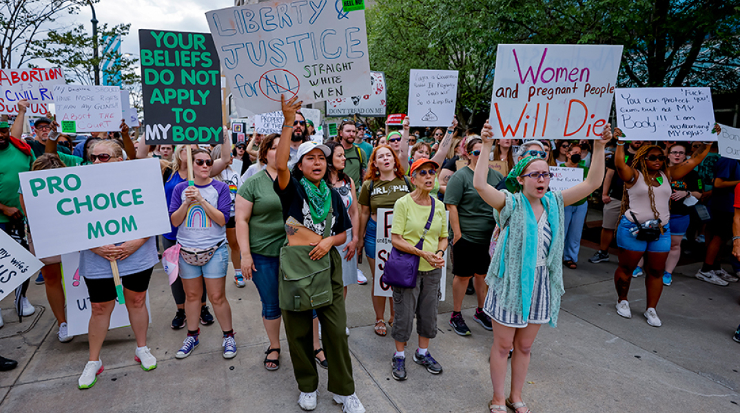 Διαμαρτυρία κατά της απόφασης του Ανώτατου Δικαστηρίου των ΗΠΑ για απαγόρευση των αμβλώσεων