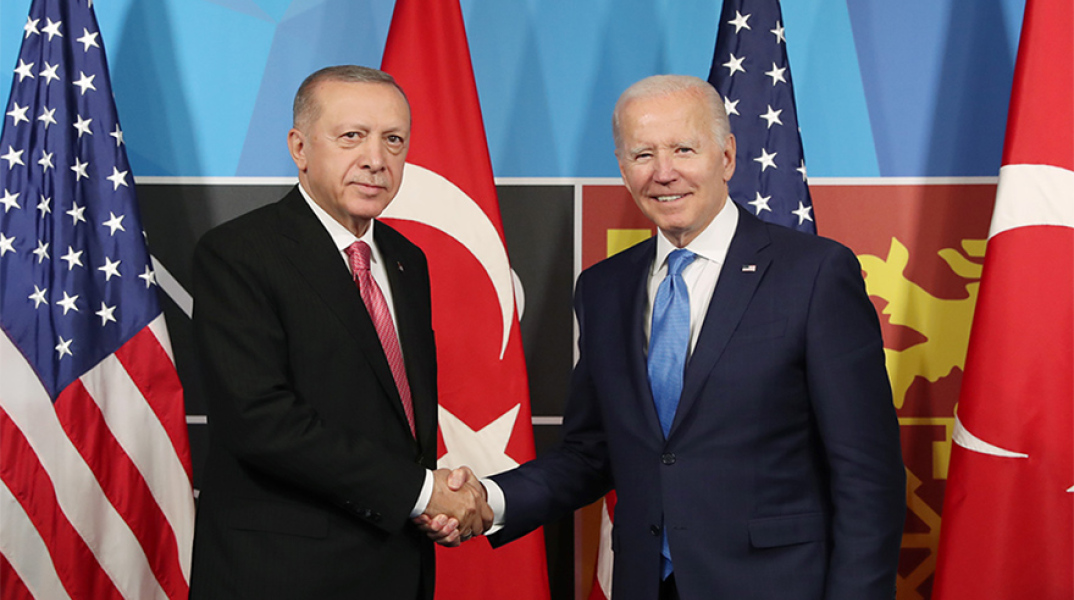 Σε εξέλιξη η συνάντηση Μπάιντεν – Ερντογάν