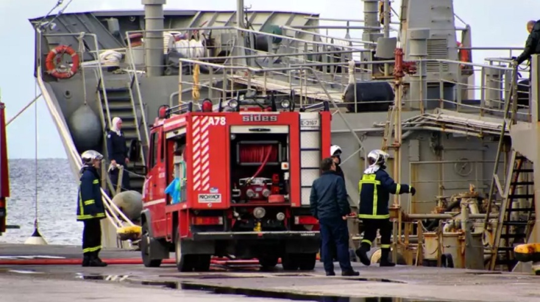 Φωτιά τώρα σε πλοίο στα ναυπηγεία Περάματος