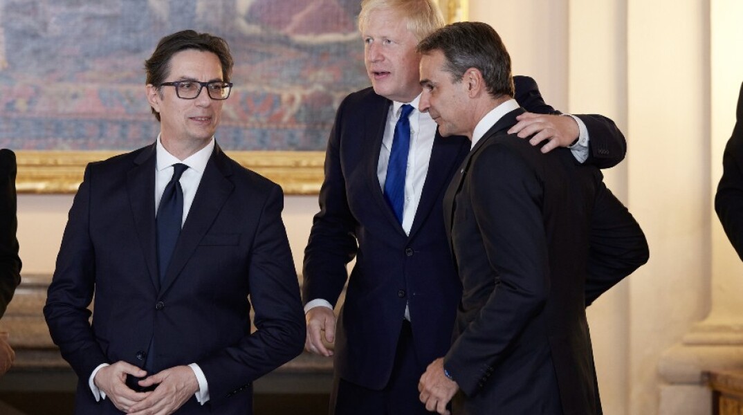 Ο πρωθυπουργός της Ελλάδας Κυριάκος Μητσοτάκης, με τον Μπόρις Τζόνσον 