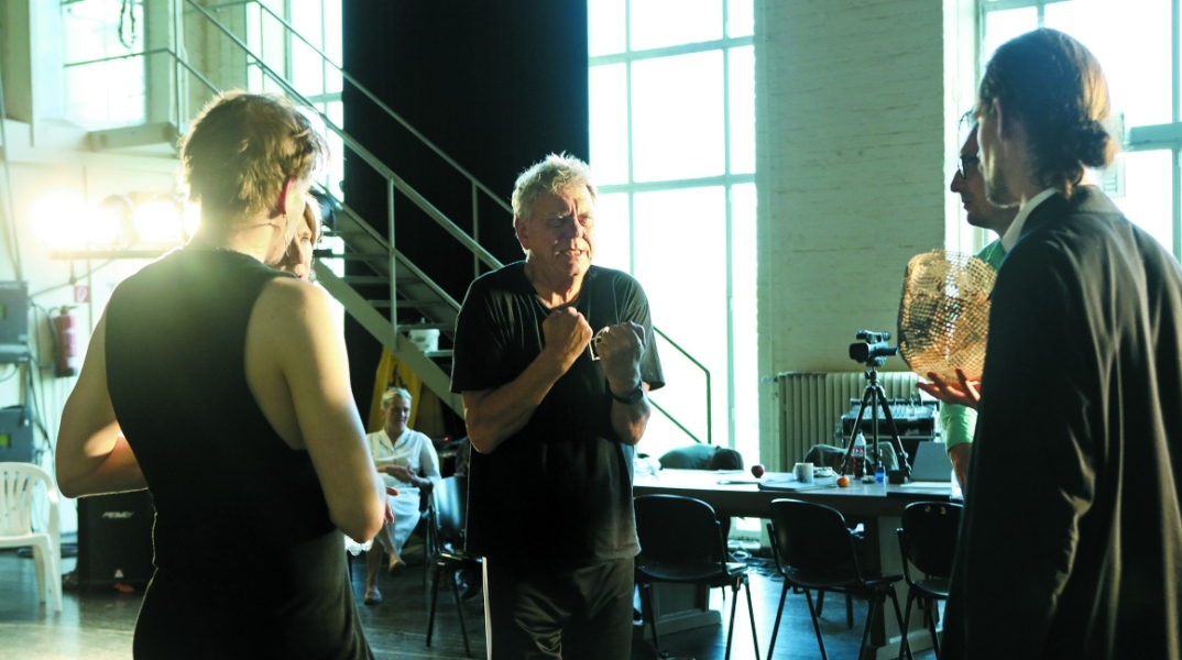 Στις πρόβες της παράστασης «Άλκηστη» του Γιόχαν Σίμους