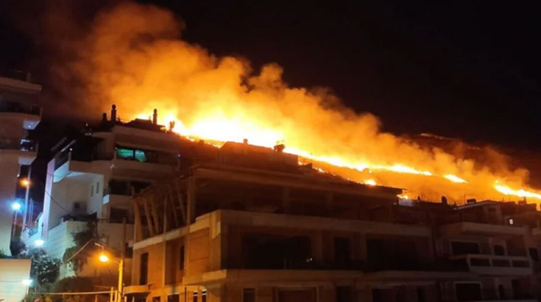 Η φωτιά στο Σχιστό Κορυδαλλού κοντά σε σπίτια