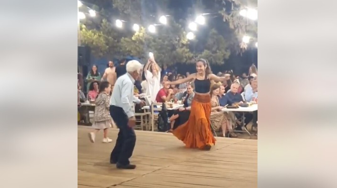 Σχοινούσα: 89χρονος χορεύει με την εγγονή του στη σκηνή γλεντιού