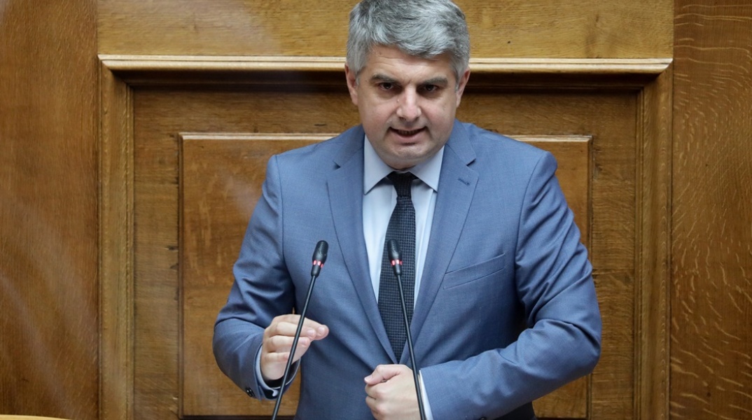 Ο Οδυσσέας Κωνσταντινόπουλος στο βήμα της Βουλής
