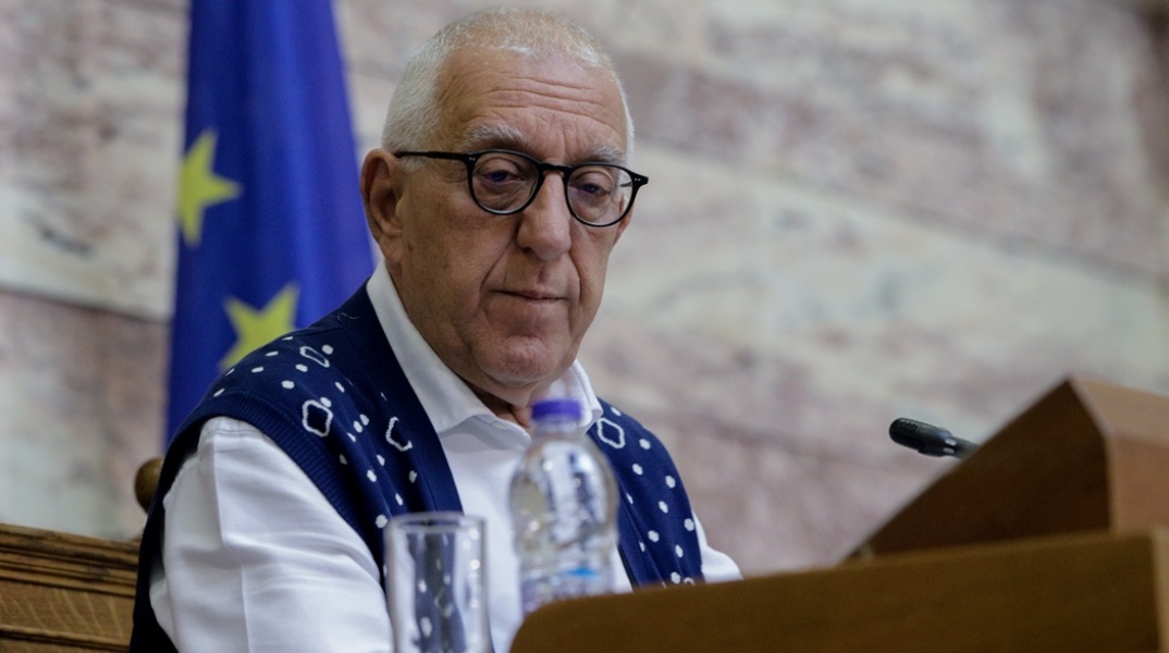 Νικήτας Κακλαμάνης στο βήμα του προέδρου της Βουλής