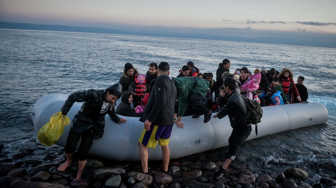 Πρόσφυγες φτάνουν με βάρκα σε παραλία της Λέσβου