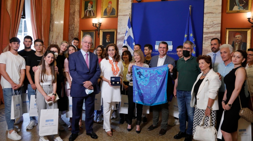 Βράβευση της Πηνελόπης Βλαχογιάννης και του Γενικού Λυκείου Κάτω Νευροκοπίου Δράμας από τον Κωνσταντίνο Τασούλα