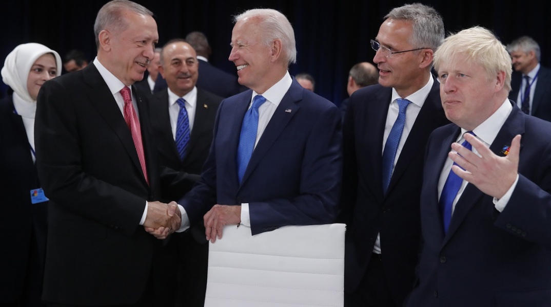 Ο Τούρκος Πρόεδρος, Ρετζέπ Ταγίπ Ερντογάν, δίνει χειραψία με τον πρόεδρο των ΗΠΑ, Τζο Μπάιντεν, δίπλα στον Γενικό Γραμματέα του ΝΑΤΟ, Γενς Στόλτενμπεργκ, και τον Βρετανό πρωθυπουργό, Μπόρις Τζόνσον, κατά τη διάρκεια της της Συνόδου Κορυφής του ΝΑΤΟ