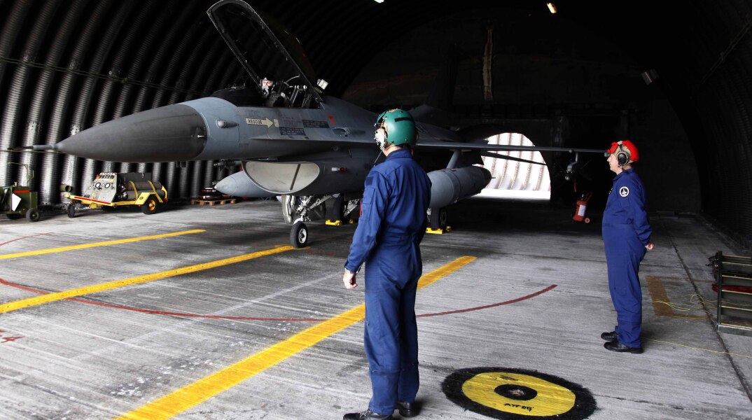 Πιλότος σε μαχητικό F-16 της ελληνικής αεροπορίας