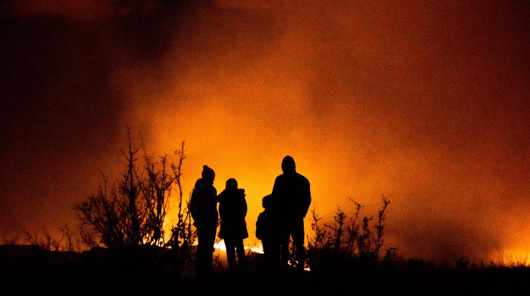 Φωτιές - Σκιές ανθρώπων διακρίνονται μπροστά από τις φλόγες πυρκαγιάς
