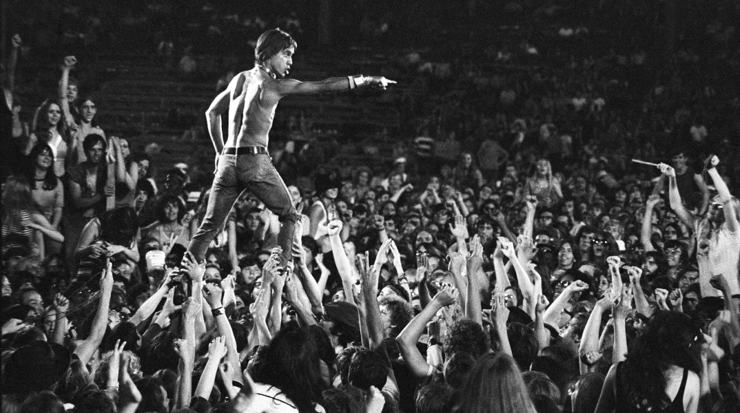 Ο Iggy Pop κάνει stage diving σε συναυλία του