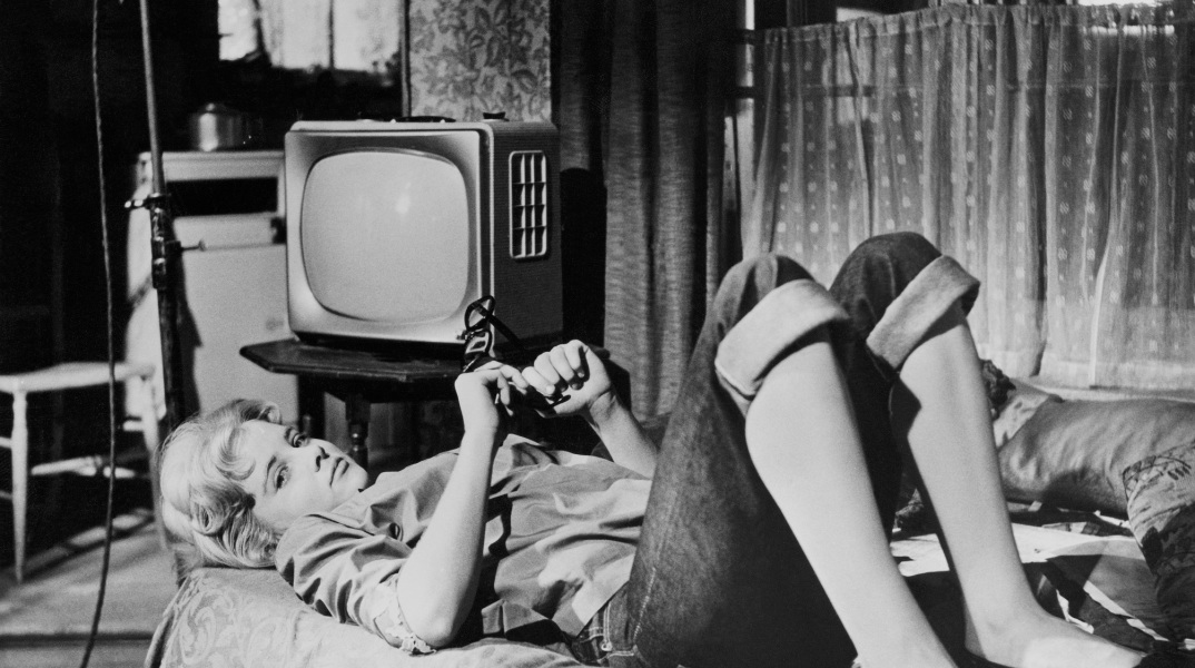 Η ηθοποιός Sue Lyon ξαπλωμένη σε κρεβάτι - Σκηνή από την ταινία Λολίτα του Στάνλεϊ Κιούμπρικ