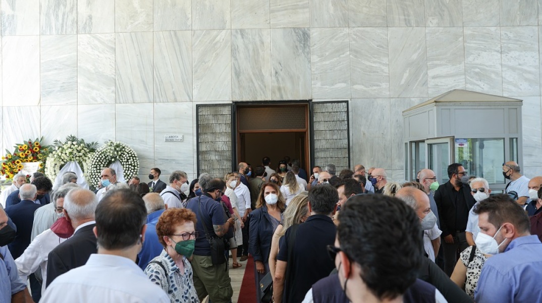 Ηλίας Νικολακόπουλος: Αυτή την ώρα το τελευταίο αντίο στο Α' Νεκροταφείο