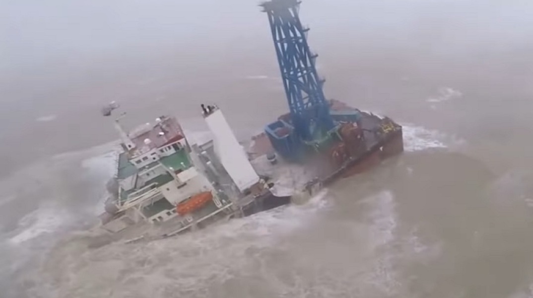 Χόνγκ Κονγκ: Πλοίο έσπασε στα δύο και βυθίστηκε - Δεκάδες οι αγνοούμενοι