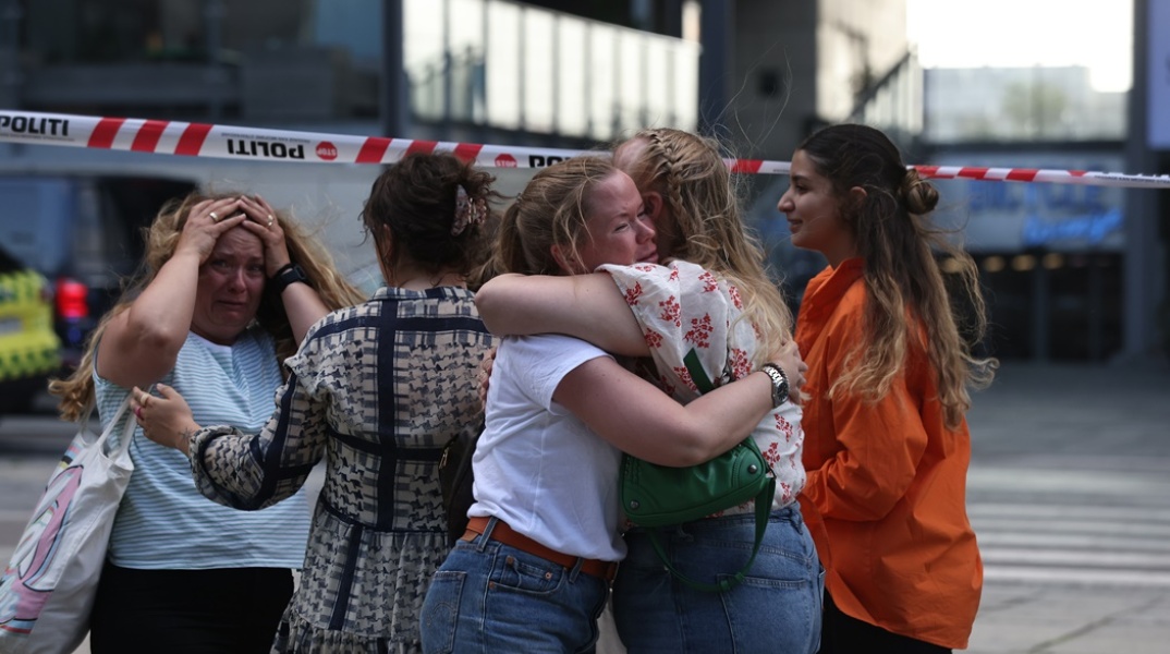 Πυροβολισμοί σε εμπορικό κέντρο στην Κοπεγχάγη: Πολίτες αγκαλιάζονται μετά από την έξοδό τους από το εμπορικό