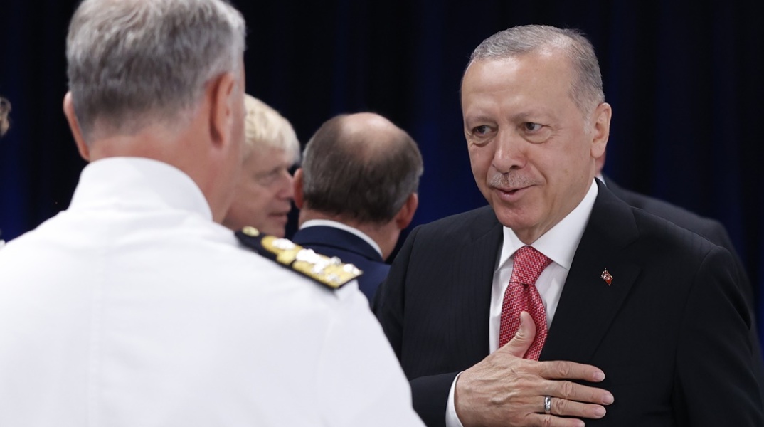 Ο Τούρκος πρόεδρος, Ρετζέπ Ταγίπ Ερντογάν, κρατά το χέρι του στο ύψος της καρδιάς