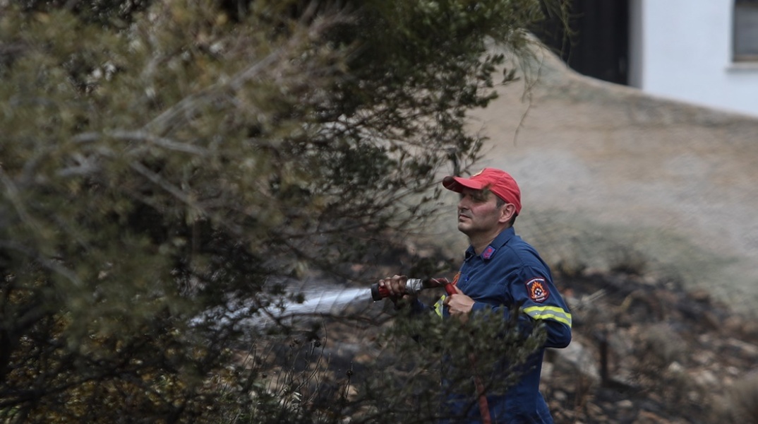 Φωτιά τώρα: Πυροσβέστης επιχειρεί με μάνικα