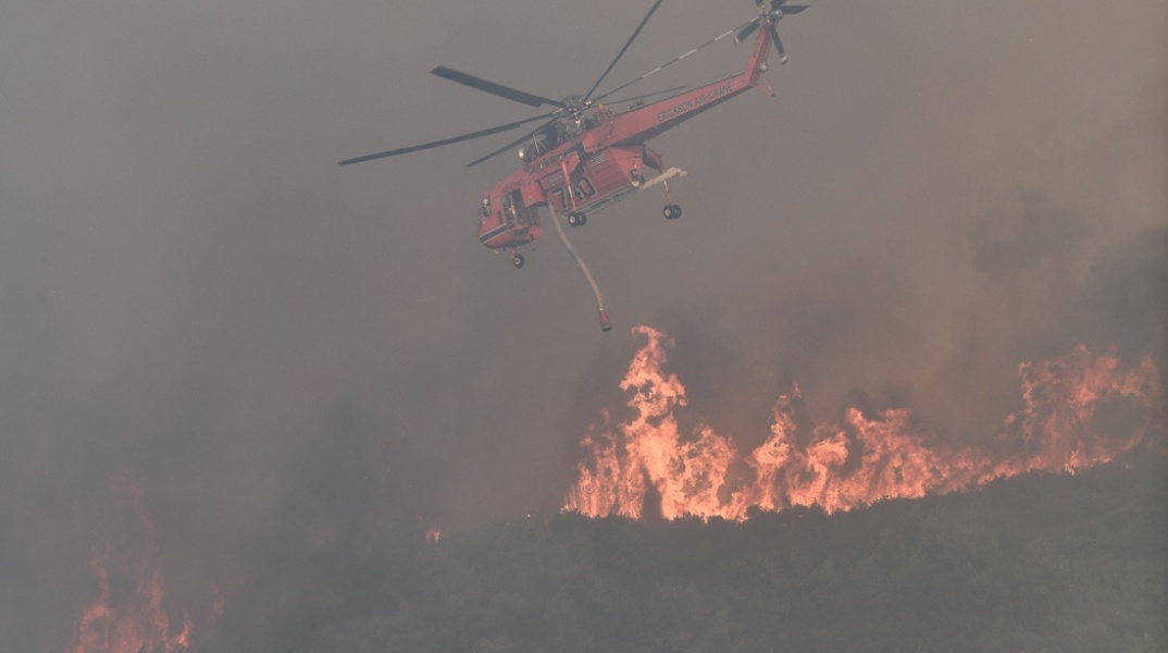 Φωτιά τώρα στη Βάλμη Ηλείας - Ελικόπτερο επιχειρεί για την κατάσβεση της φωτιάς