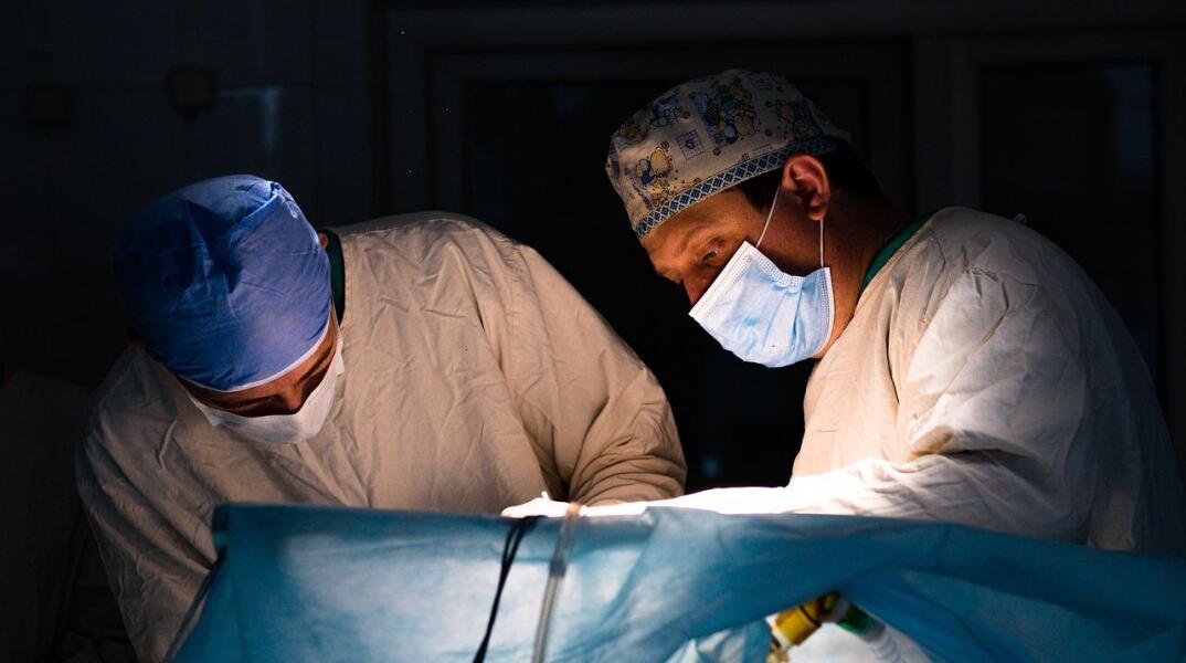 Μαιευτήρες σε χειρουργείο 