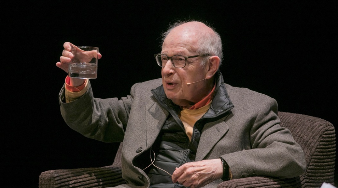 O Peter Brook με ένα ποτήρι στο χέρι