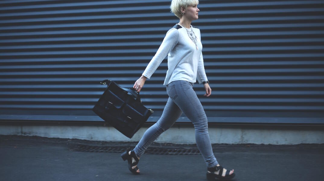 Γυναίκα περπατάει στον δρόμο