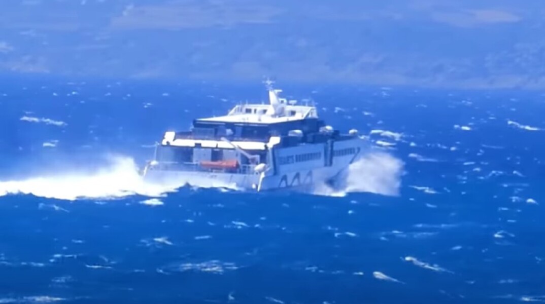 Το πλοίο Sifnos Jet δίνει μάχη με τα κύματα στις Κυκλάδες