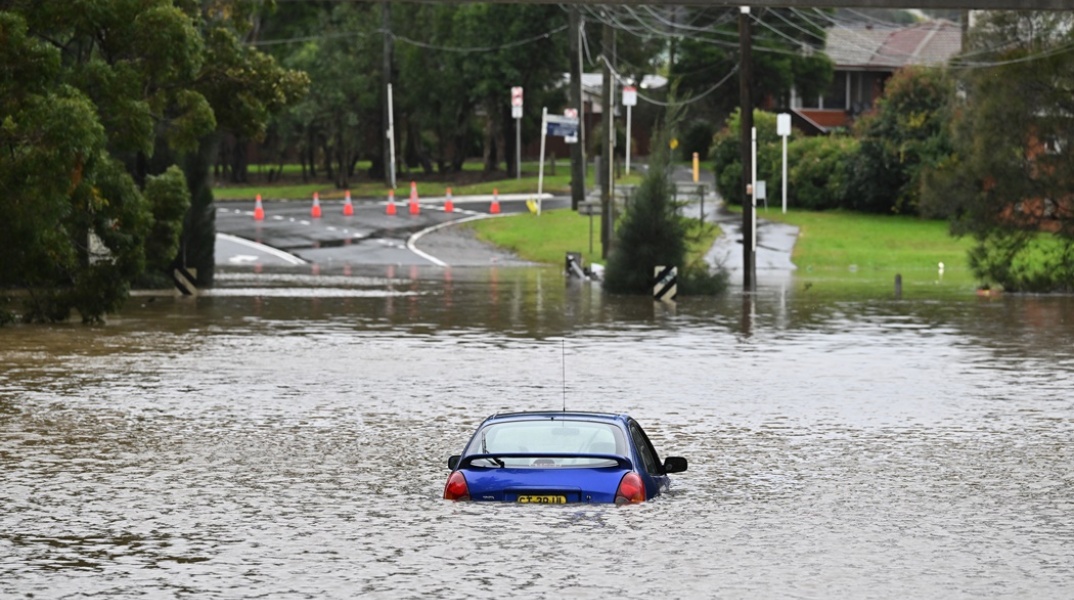 Πλημμύρες στην Αυστραλία: Αυτοκίνητο σχεδόν καλυμμένο από το νερό σε δρόμο του Σίδνεϊ